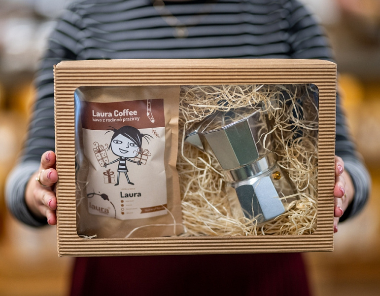 Domácí příprava kávy s moka konvičkou